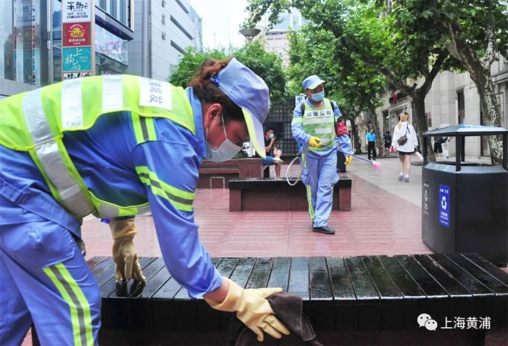 到骑楼建筑下的通道和支马路,每一处游客能接触的部位都喷洒消毒水