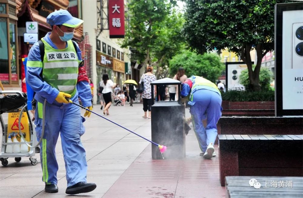 到骑楼建筑下的通道和支马路,每一处游客能接触的部位都喷洒消毒水