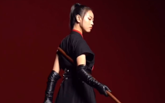 凌云:"提剑扔垃圾"爆红,一手峨眉刺炉火纯青,被誉周芷若再现