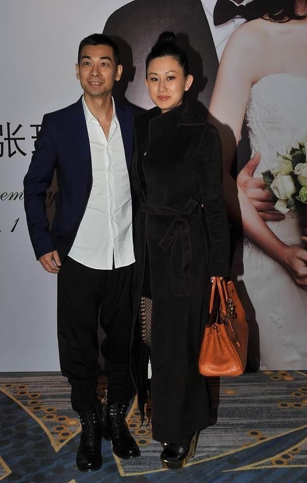 赵文卓就算牵着老婆,感觉也是一脸正气,张丹露风衣下,黑丝真俗_腾讯