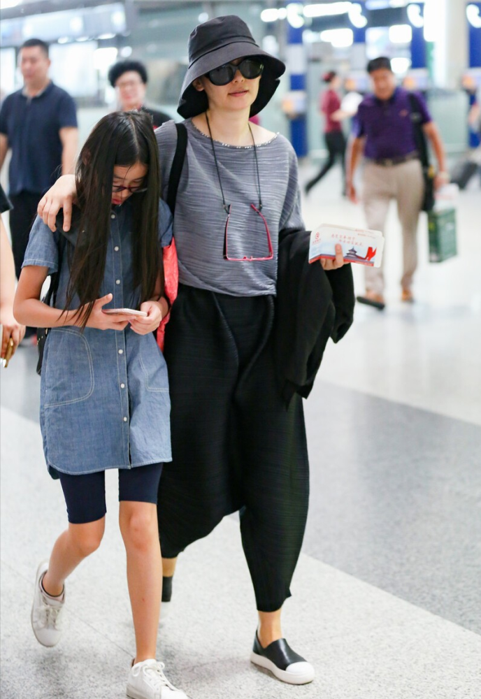 蒋欣和徐帆虽然差16岁，可是穿衣品味还挺像，同款安卓萝卜裤穿出个性