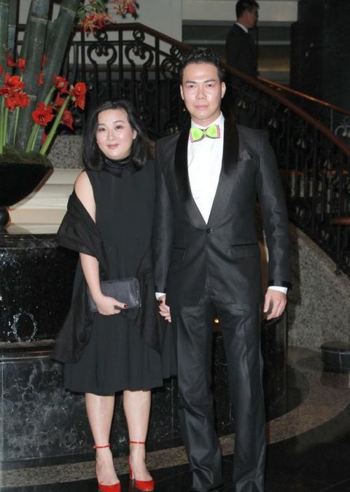 谢天华的妻子原来长这样,没有明星的脸蛋与身材,却带着气质