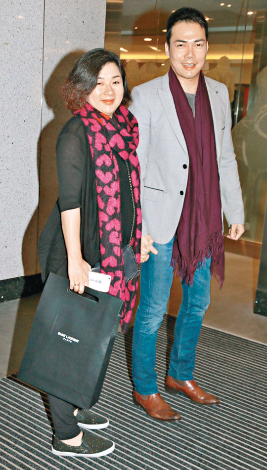 谢天华的妻子原来长这样没有明星的脸蛋与身材却带着气质