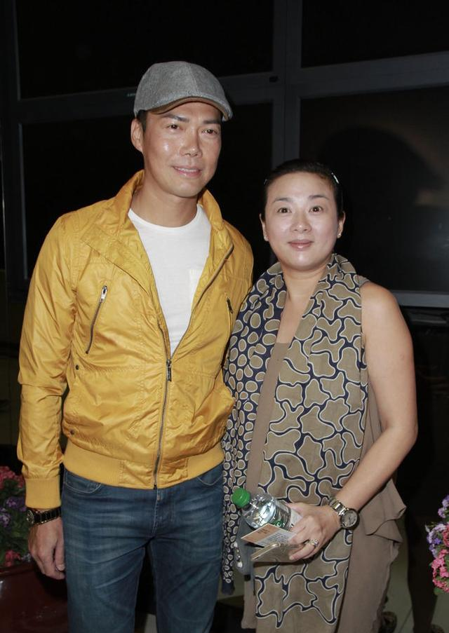 谢天华的妻子原来长这样没有明星的脸蛋与身材却带着气质