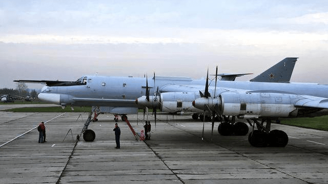 俄空军图-95m战略轰炸机驾驶舱落后全是仪表盘