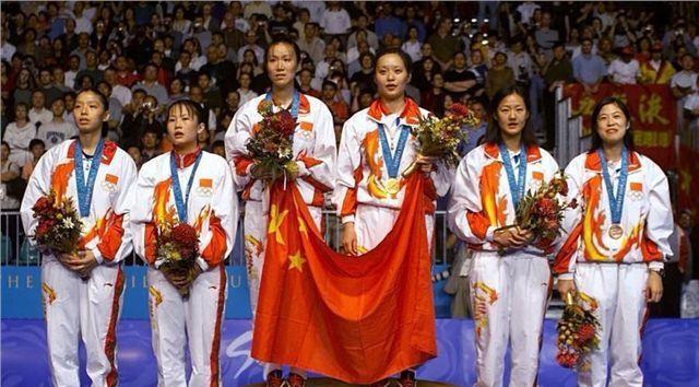 奥运赛场上珍贵"名场面",三面国旗同时升起,历史仅出现4次