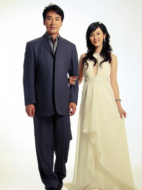 照片中,年龄相差51岁的父子俩对比十分明显,看起来仿佛是"爷孙俩".