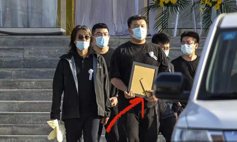 于月仙葬礼:表姐痛哭不止,粉丝坐轮椅来送别,两位大姐红了眼眶_腾讯