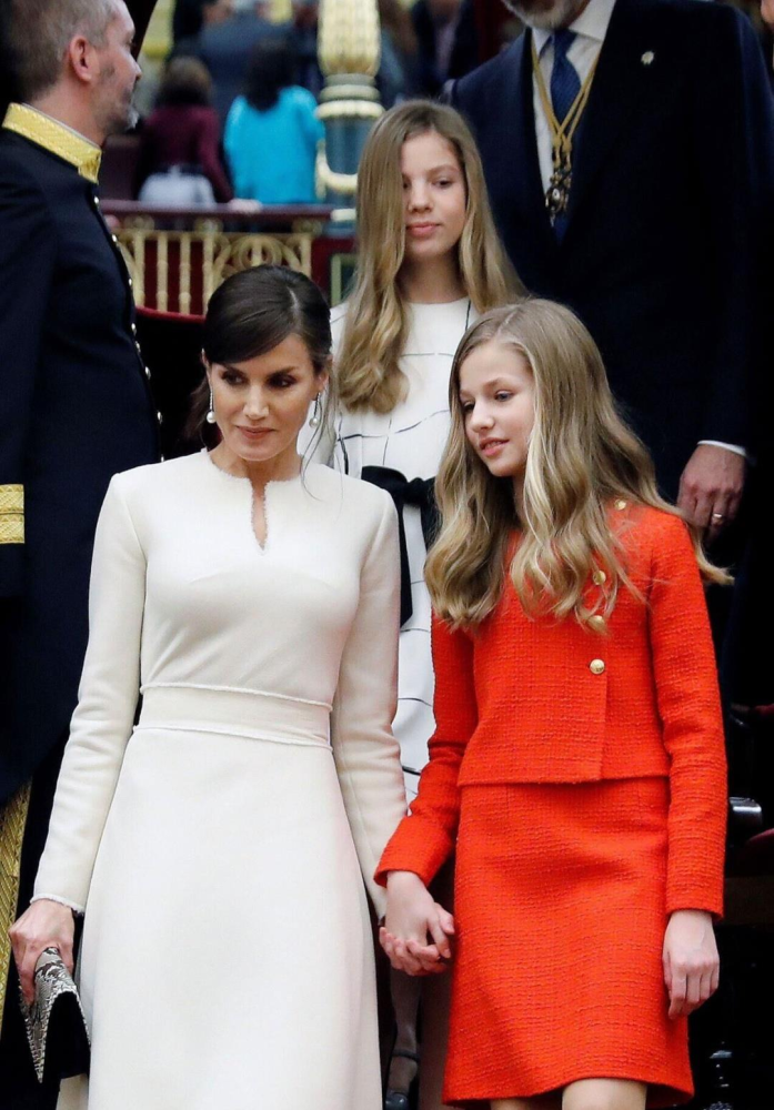 西班牙公主莱昂诺尔真会穿玫红色连衣裙青春靓丽活泼可爱