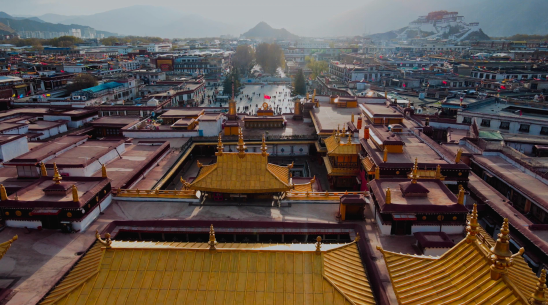 (题图为:夕阳下的布达拉宫和大昭寺航拍.