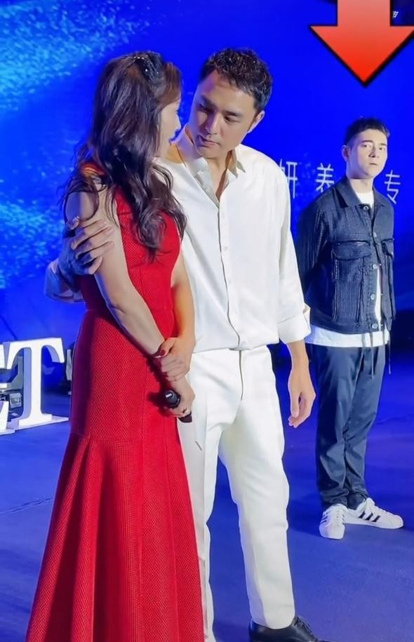 明道与张庭同台现身活动紧搂热聊不避嫌全程耳语甜笑惹争议