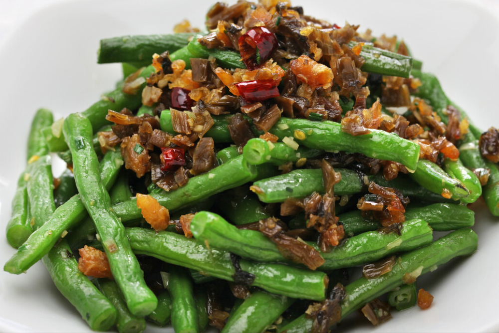 炒豆角,不要焯水或者过油,下锅前多做1步,豆角翠绿爽口不发黑