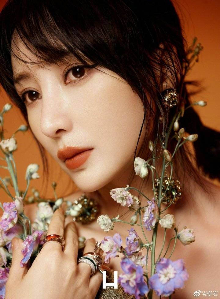 柳岩时尚大片 蓝色紧身鱼尾裙尽显好身材