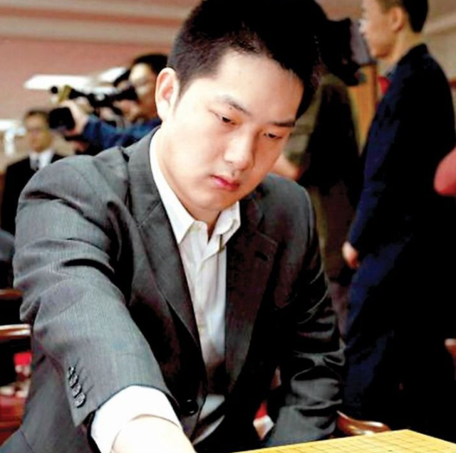 常昊与50多岁妻子近况,丈夫年轻潇洒,妻子却已有些衰老了