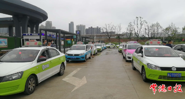 常德大力规范火车站过渡站广场出租车秩序