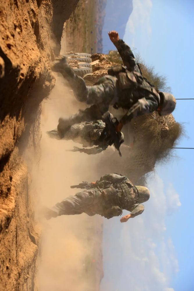 解放军万人军演,震撼壁纸来了!_腾讯新闻