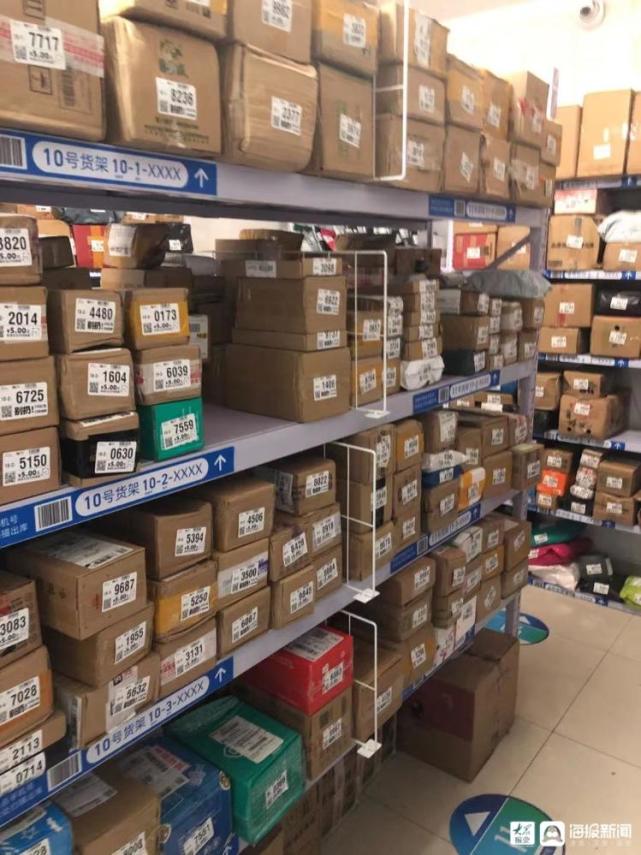 快递摆放在菜鸟驿站的货架上"我们现在人手不够,不支持送货上门.