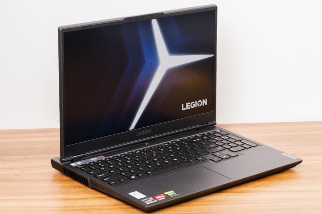 就像是克隆出来的孩子一般,拯救者r7000 2021款在外观上并没有做出