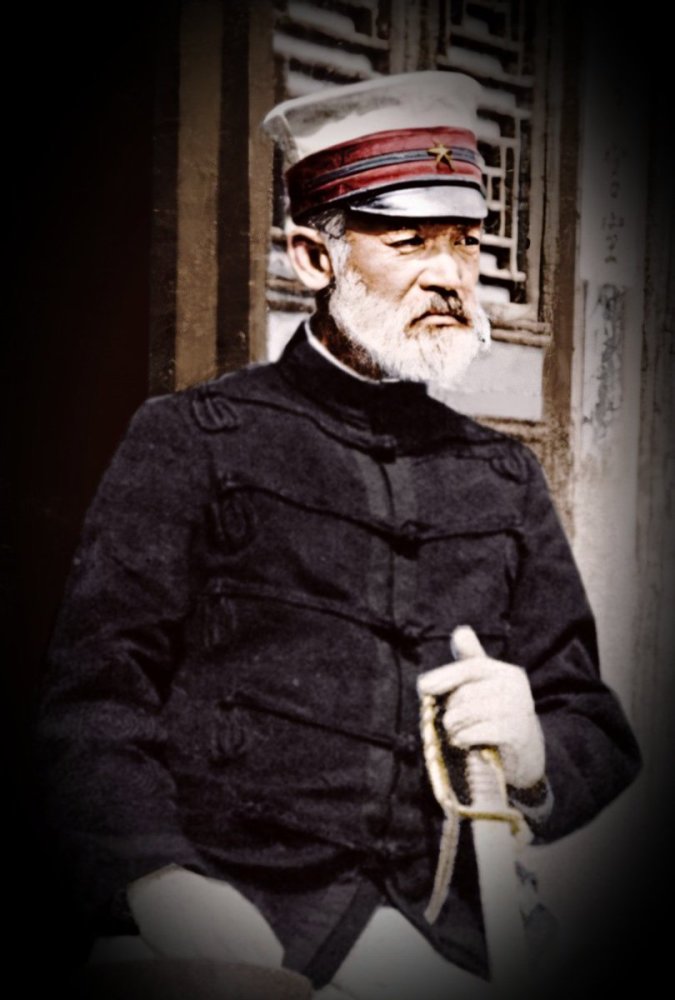 乃木希典出身旧武士家庭,从小脑子里就被灌输了忠君轻死的武士道思想.