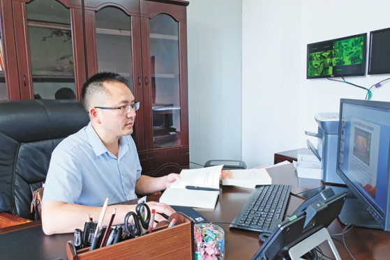 何建军脚踏实地为人民服务