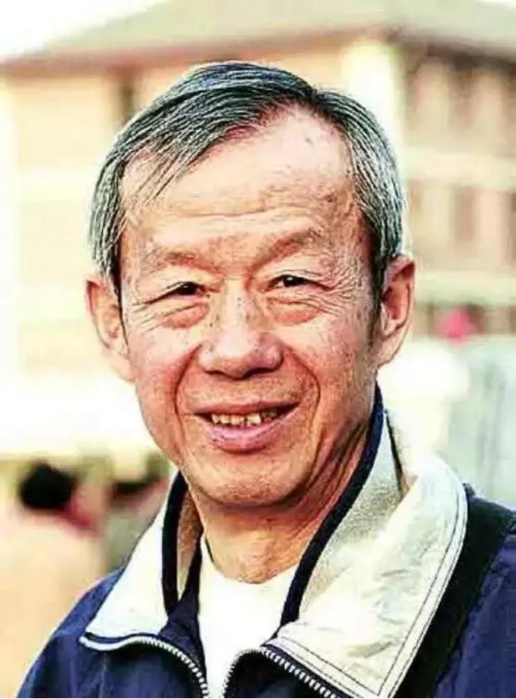 国足杰出代表张宏根打进世界杯预选赛首粒进球登上外国邮票