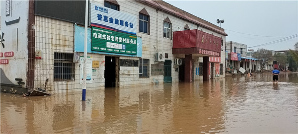 8月13日凌晨两点,荥阳市汜水镇老君堂村的超市老板周先生叫醒了熟睡中