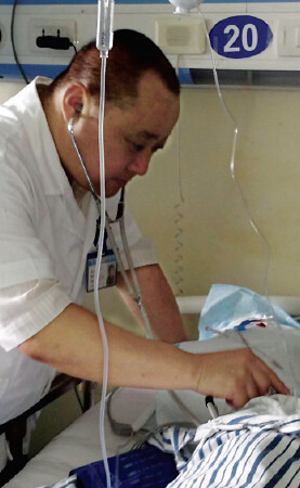 2011年,徐林友医生突然出现头晕,倒地抽搐,被意外诊断出肺癌,当时已经