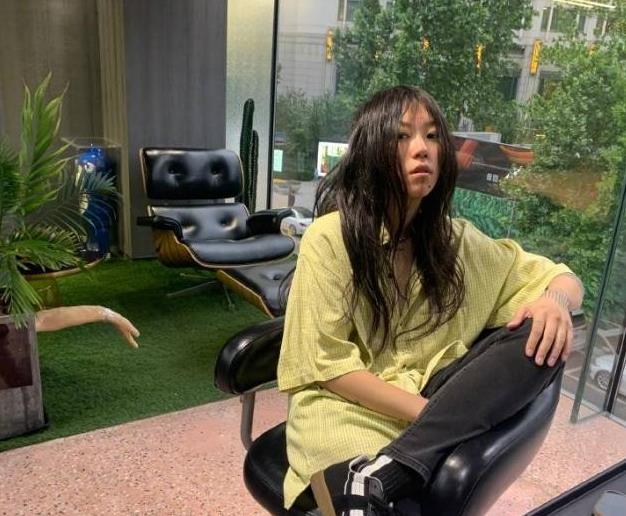 王菲大女儿窦靖童,转变风格留了一头长发,难道是谈恋爱了?