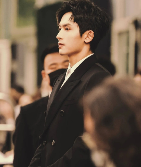 张哲瀚已掉三个代言粉丝为他辩解坚决声称不会脱粉