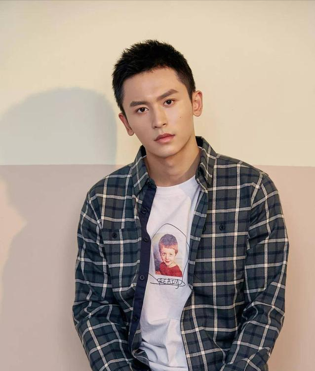 遭人民日报痛批,多品牌代言删文解约,张哲瀚这次彻底凉了