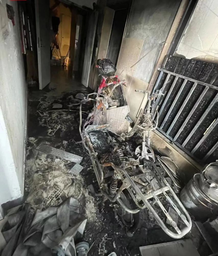 2名小孩被送icu福州一小区高层突发大火现场一片狼藉