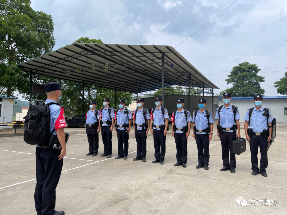 用脚步丈量边境线的背包警察