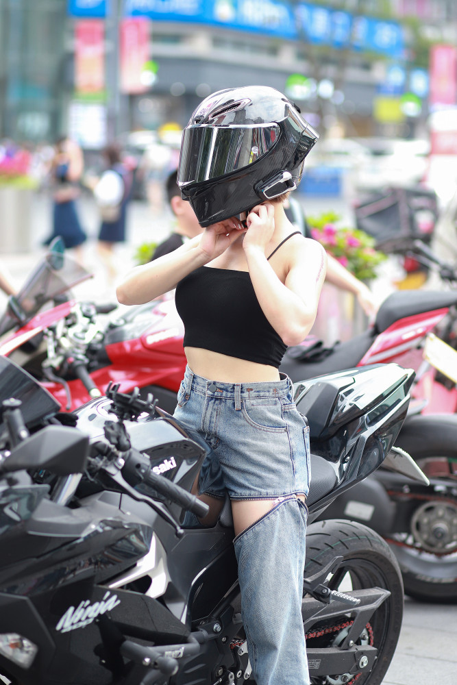 重庆街拍:机车女孩儿