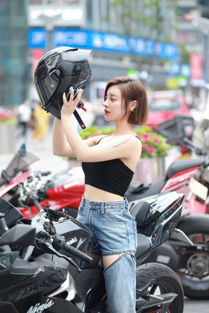 重庆街拍:机车女孩儿