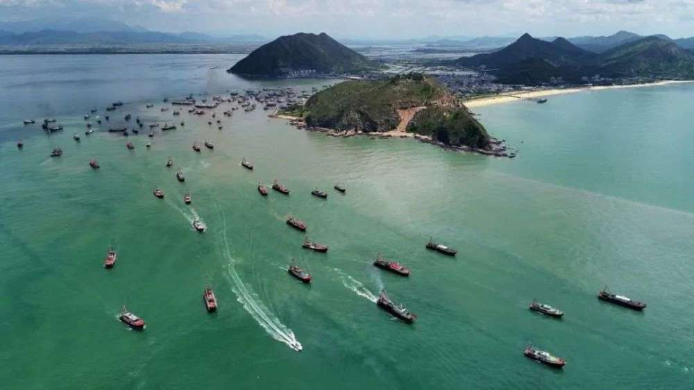 舟山位处洋流交汇处,水资源营养丰富,产出海鲜品种众多,是我国四大