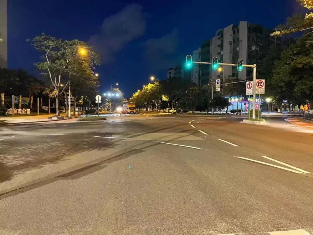 青年路路口改造夜间施工中