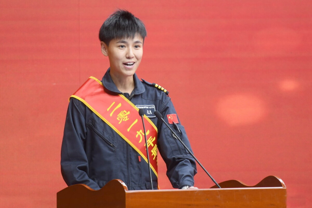 海上女神宋寅中国第一代女搜救机长被称为史上最帅女飞行员