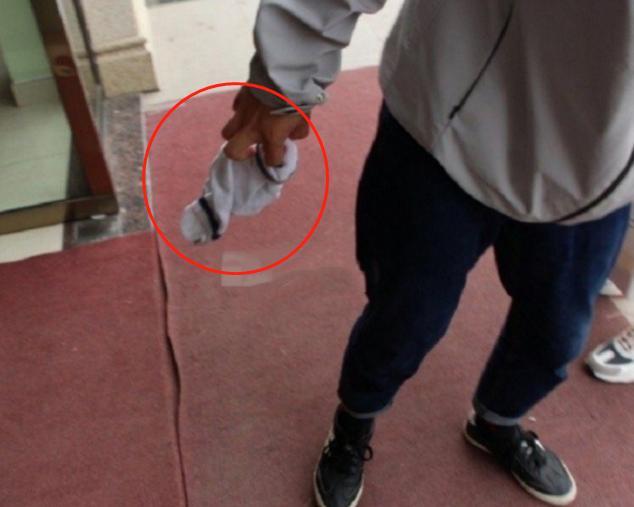 张哲瀚再次翻车,助理捡袜子的动作略带嫌弃_腾讯新闻