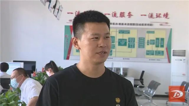 当场拿到证的还有敦煌市某国企工作人员李海鑫.