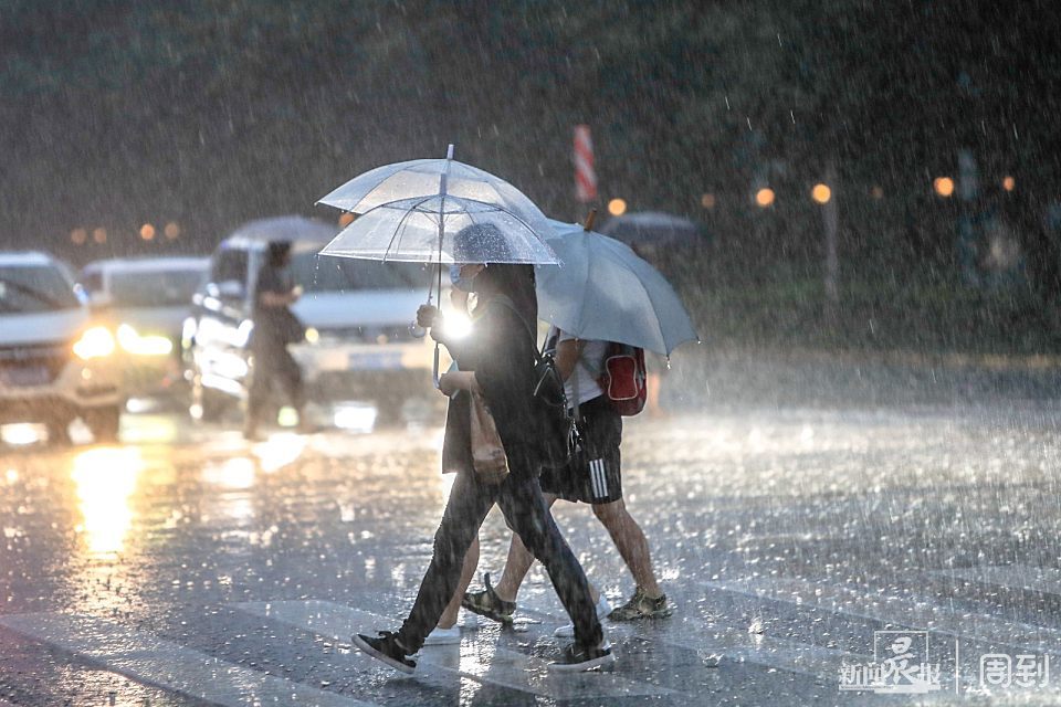 猝不及防下班高峰时段暴雨袭城不少人被淋成落汤鸡晨镜头