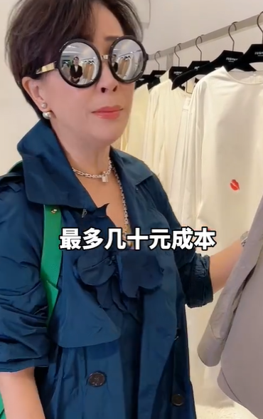 刘嘉玲为梁朝伟买便宜衣服，忽悠他价值5000，遭店员吐槽是骗子？