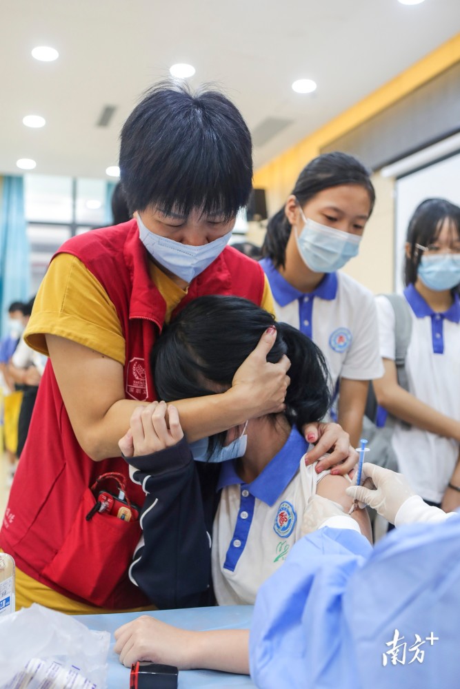 图集接种率99实拍深圳中小学生打疫苗这一幕超暖心