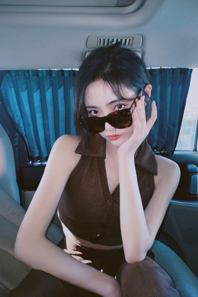 许佳琪kiki‖晒车内凹造型照_腾讯新闻