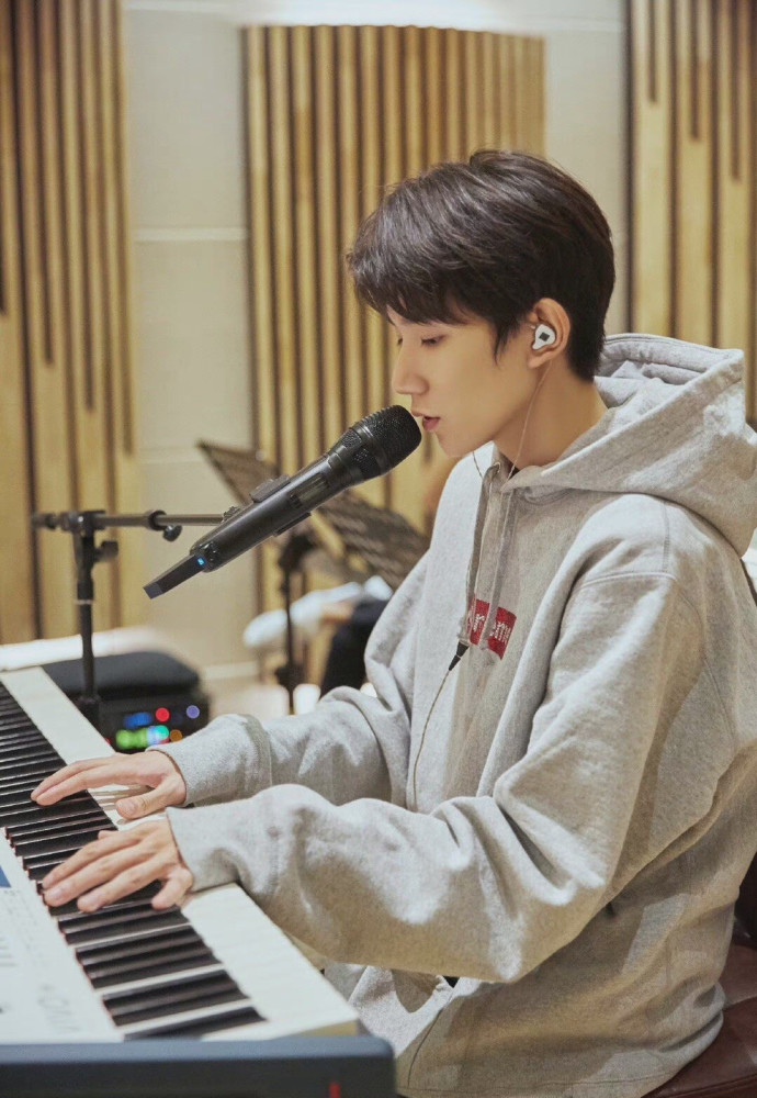 『最后,每天酱酱不定时安利不同的爱豆美图,你想要看哪位帅哥美女