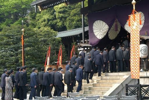 张姓艺人参拜靖国神社图片