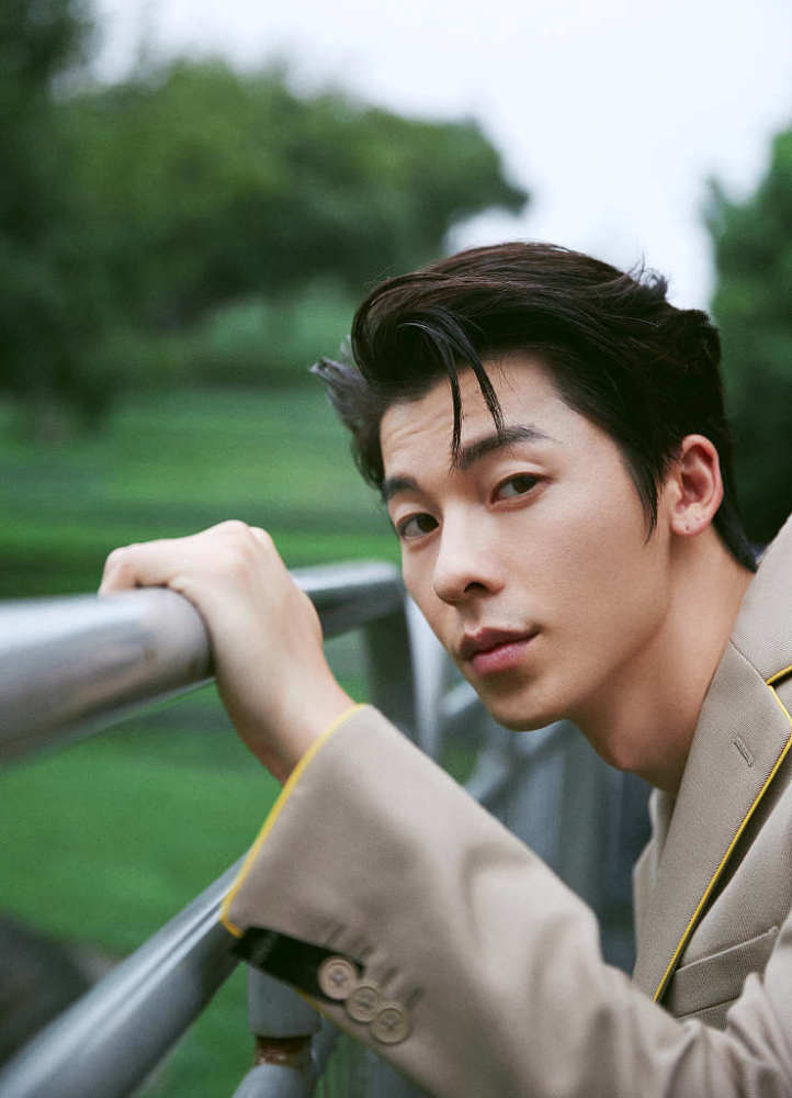 许光汉驼色西装展现帅气绅士范撑伞回眸氛围感十足