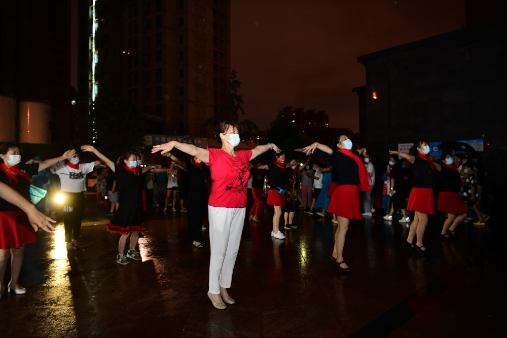 长沙乾城嘉园小区解封!居民集体喊楼倒计时,大妈雨中跳广场舞庆祝