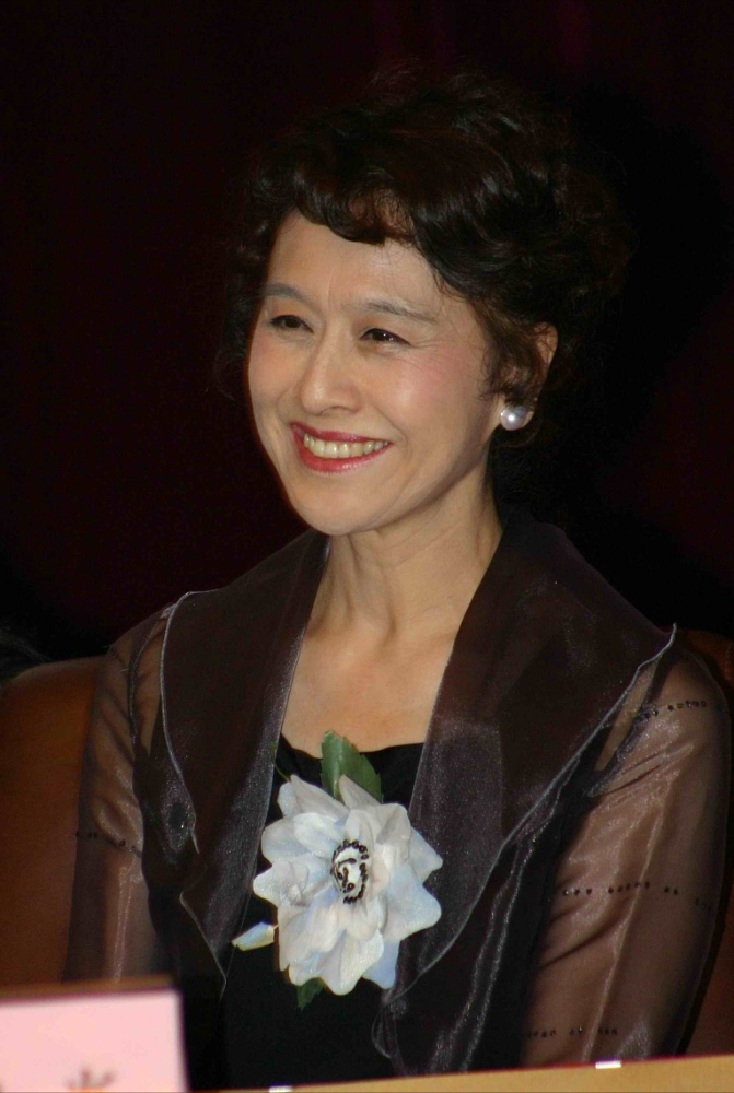 栗原小卷老了还是很耐看,穿套装戴丝巾优雅精致,妈妈们照穿好绝_腾讯