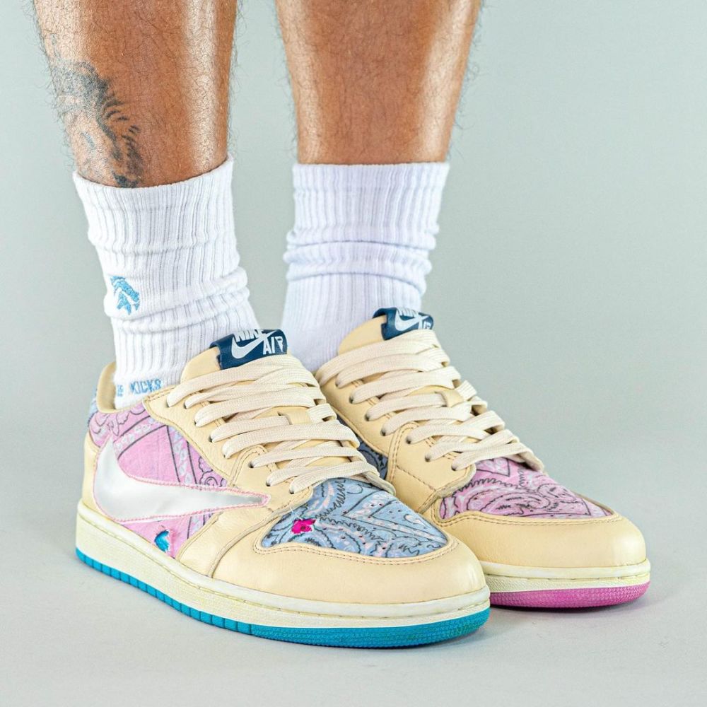 多方联名倒钩球鞋两色的腰果花图案双脚采用不对称设计