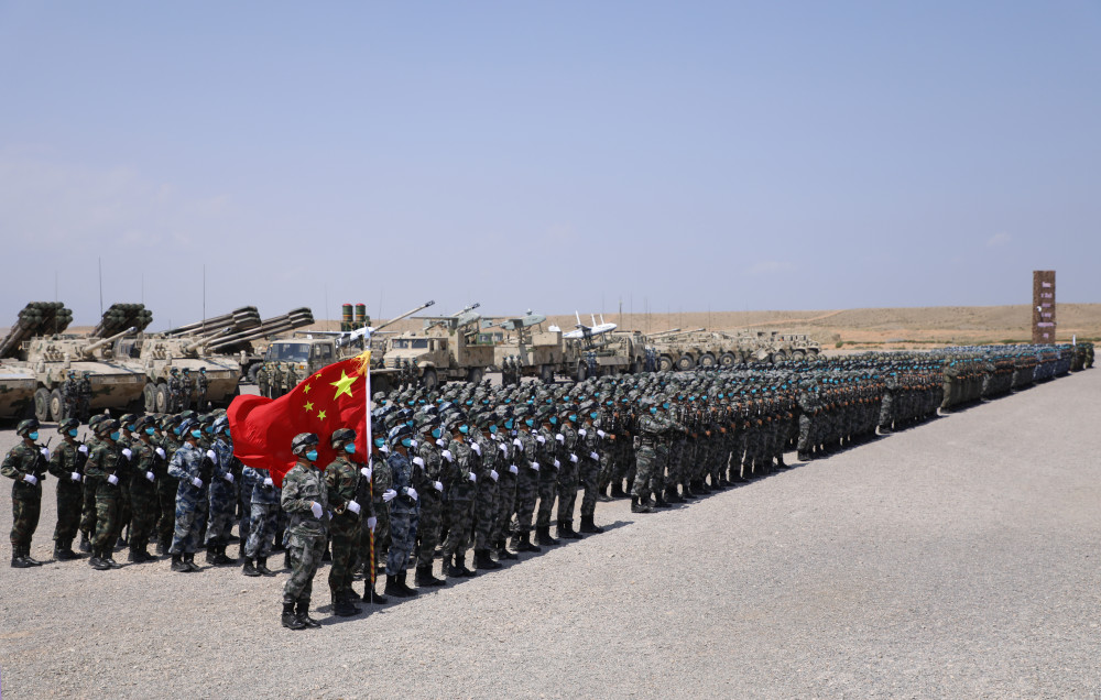 8月13日在"西部·联合-2021"演习结束仪式分列式上拍摄的空军空降兵